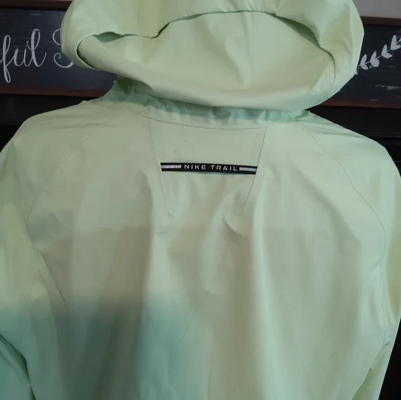 Nike Men's Light Green Jacket - Picture 11 of 12